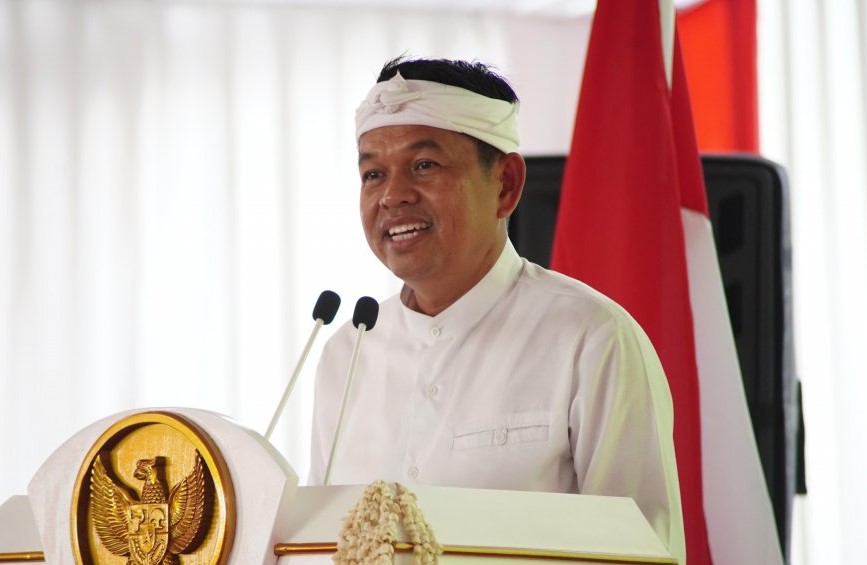 Dedi Mulyadi Gubernur Jawa Barat saat menanggapi kritik publik terkait pembangunan dan demokrasi