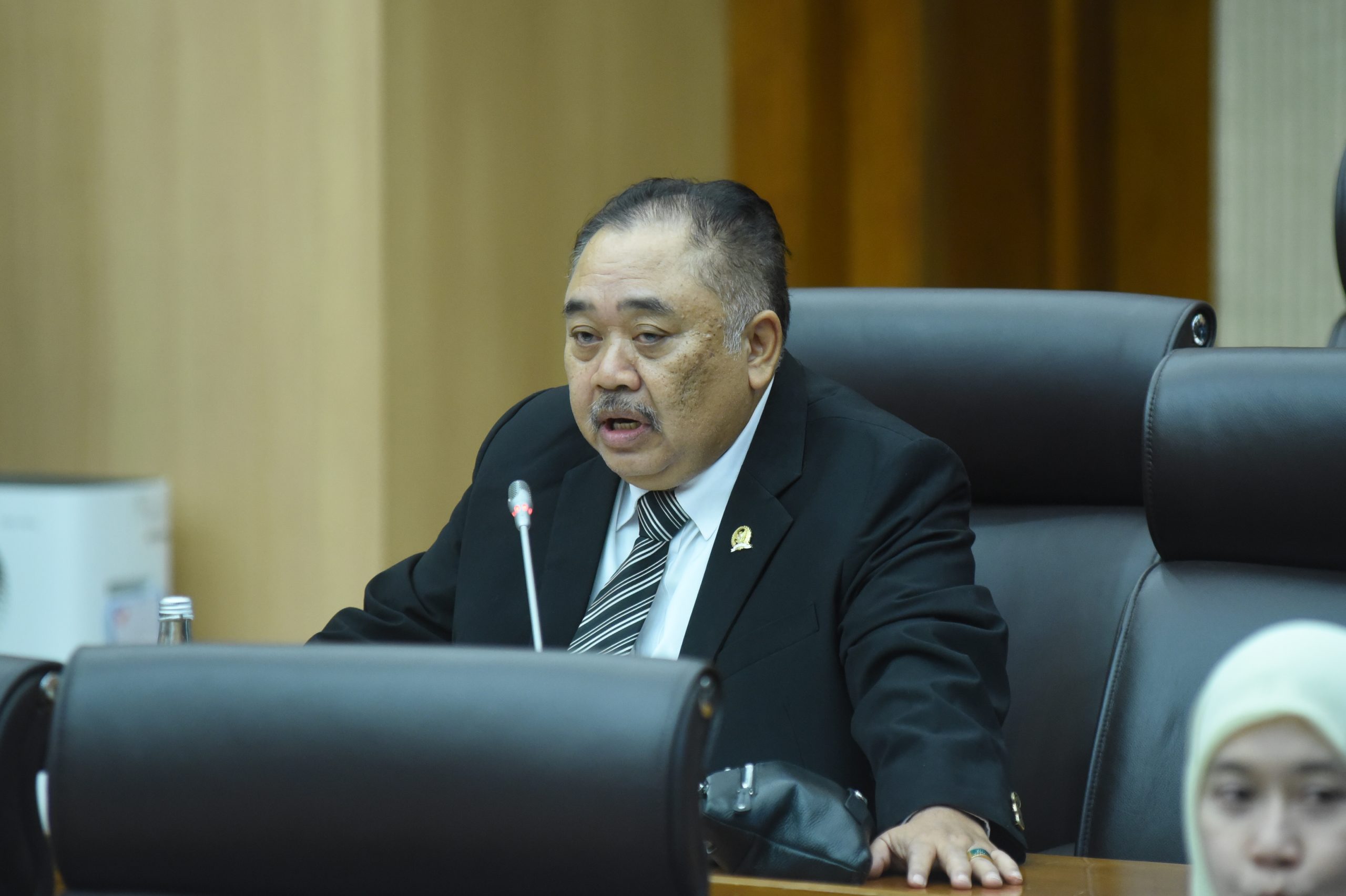 Anggota Komisi XII DPR RI Ateng Sutisna saat rapat dengar pendapat membahas capaian target investasi nasional di DPR RI