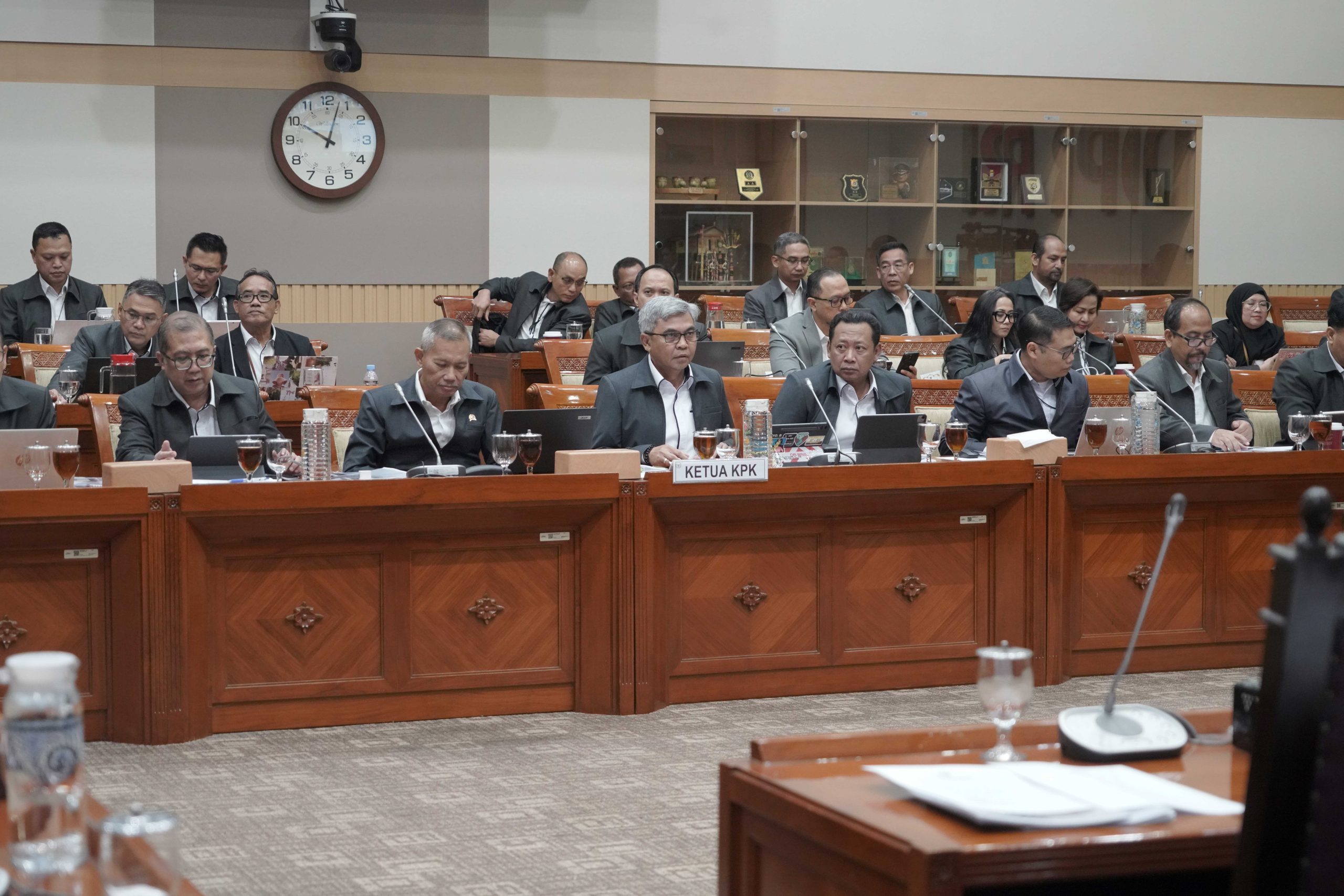 Ketua KPK Setyo Budiyanto memaparkan capaian asset recovery KPK dalam rapat kerja bersama Komisi III DPR RI