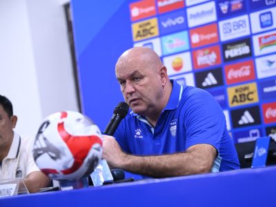 Pelatih Persib Bojan Hodak memberikan instruksi dalam sesi latihan jelang laga melawan Persis Solo di Stadion Manahan