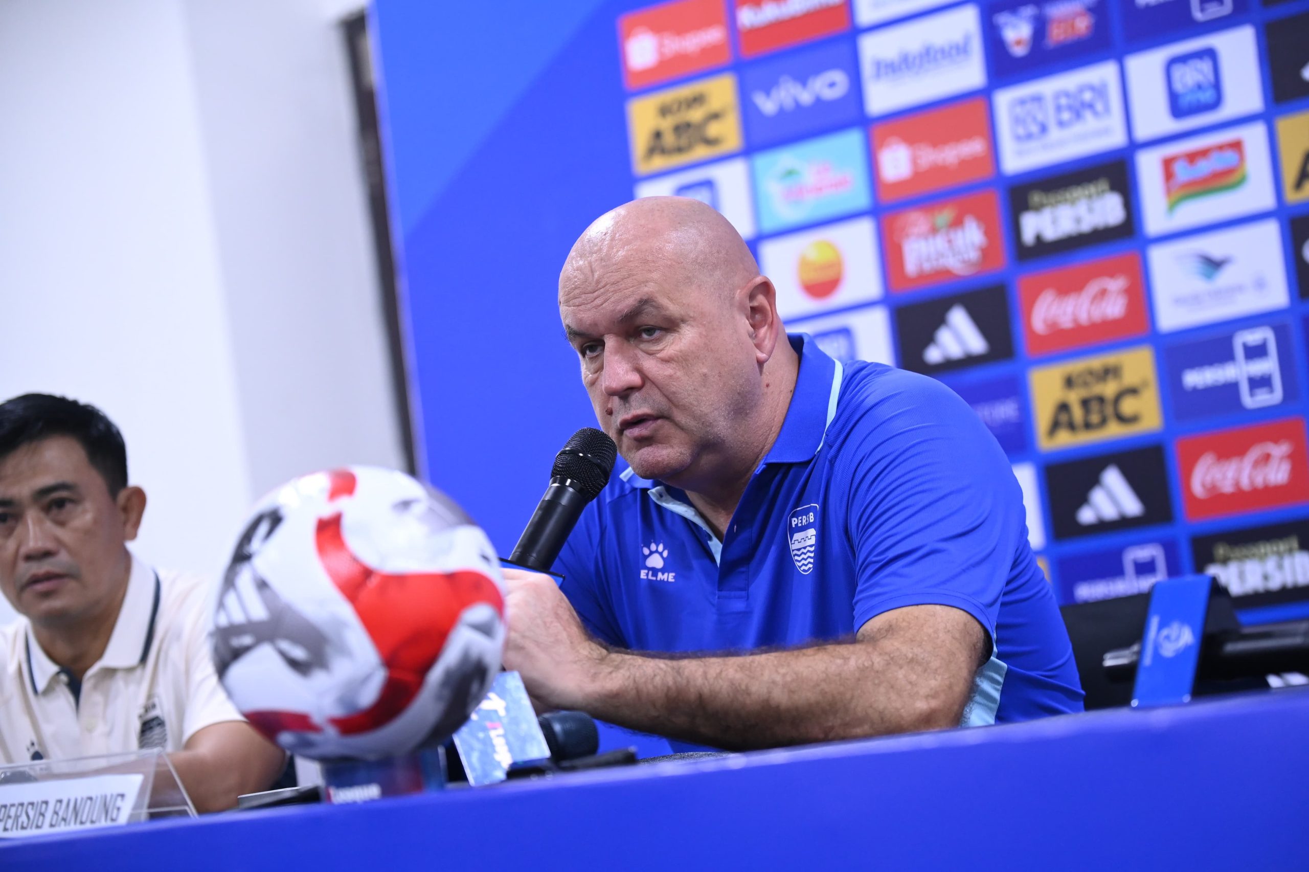 Pelatih Persib Bojan Hodak memberikan instruksi dalam sesi latihan jelang laga melawan Persis Solo di Stadion Manahan
