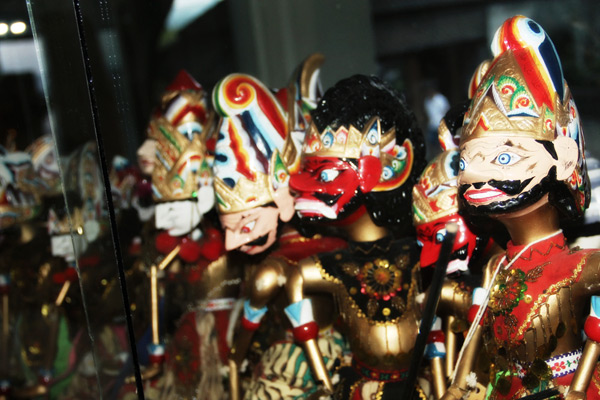 Pertunjukan Wayang Golek Sunda dengan tokoh ikonik dan iringan gamelan