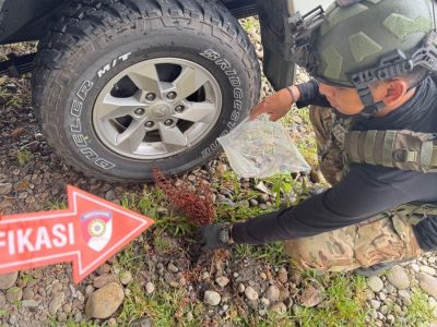 Petugas kepolisian melakukan olah tempat kejadian perkara di area parkir ambulans Puskesmas Aplim Yahukimo