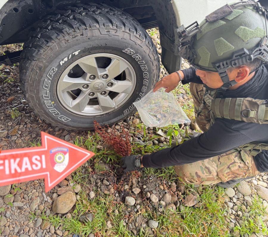 Petugas kepolisian melakukan olah tempat kejadian perkara di area parkir ambulans Puskesmas Aplim Yahukimo