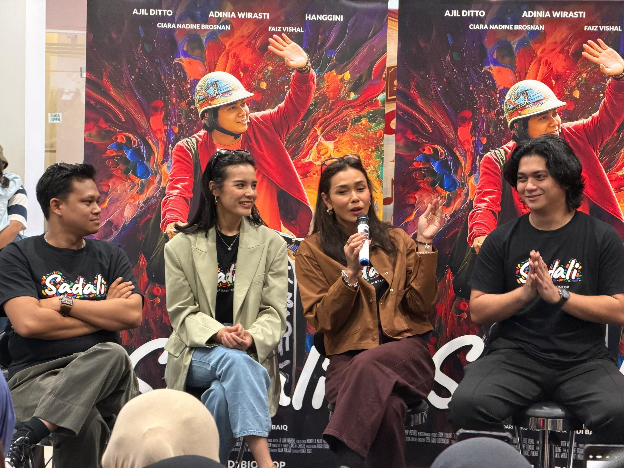 Poster Film Sadali dan potret Adinia Wirasti saat konferensi pers sekuel Hidup Ini Terlalu Banyak Kamu