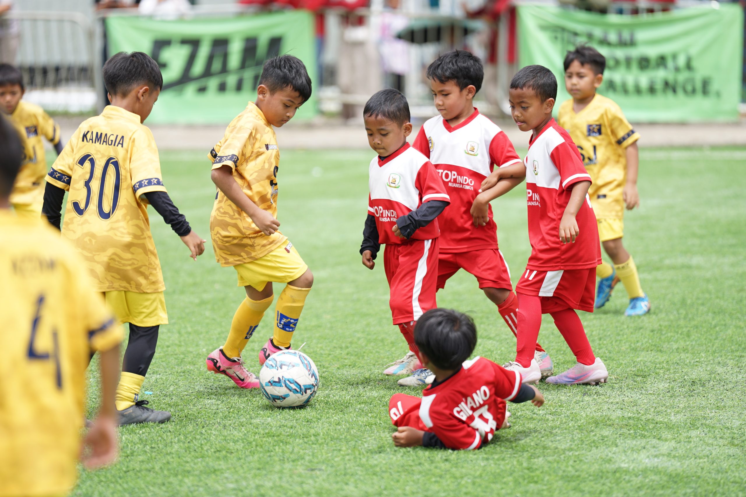 E7AM Football Challenge untuk pembinaan sepak bola usia dini di Lapangan Pusdikpom Cimahi
