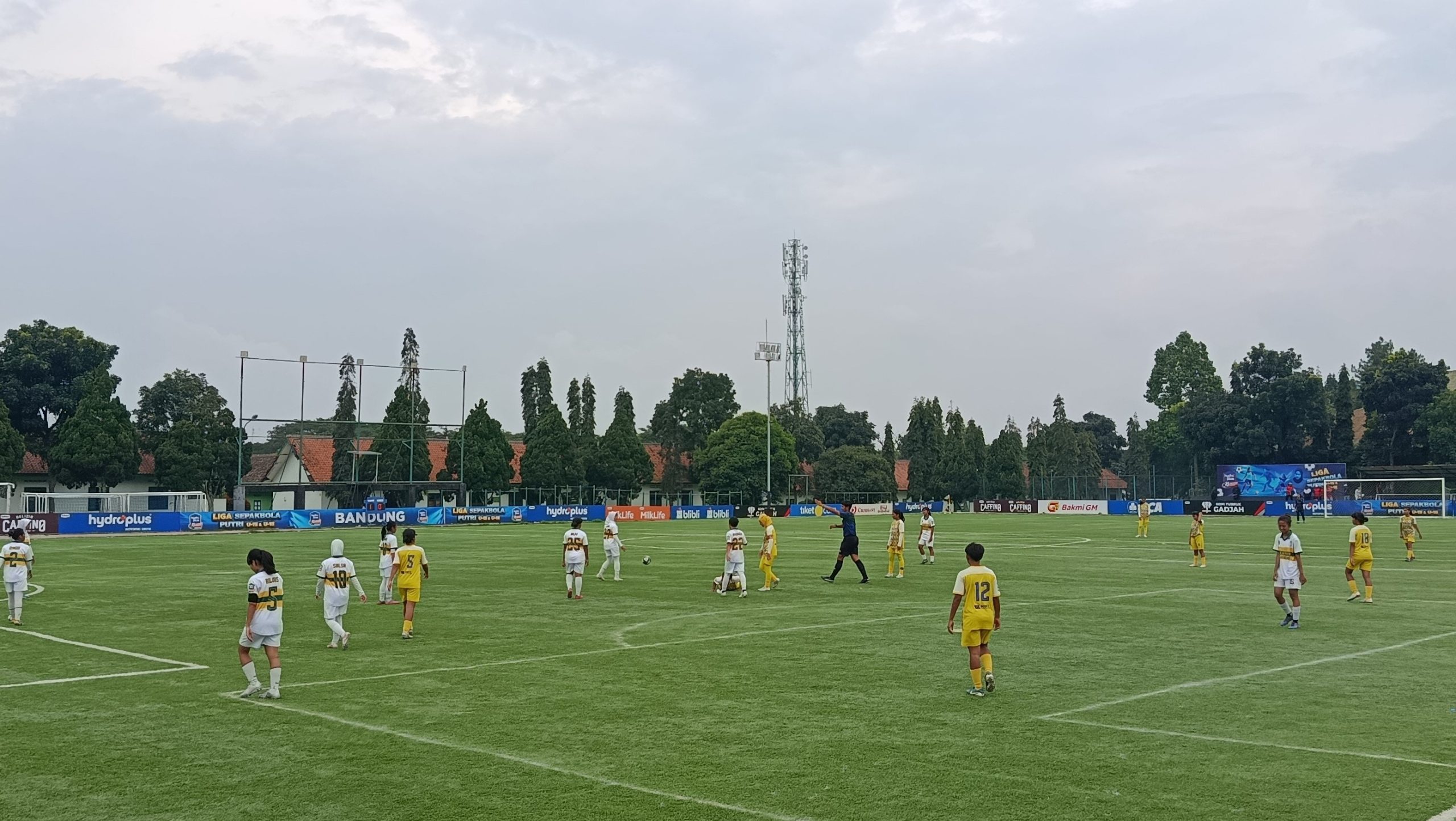 Pemain Si Jalak Putri saat mengahdapi Putri Garut di Lapangan Pusdikpom Cimahi/Foto: Dede Idrus/Indoragamnewscom