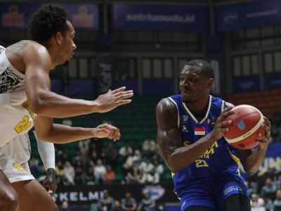 Aksi pemain Satria Muda saat melawan Kesatria Bengawan Solo dalam laga IBL 2026 di Bandung Arena/Foto: Dede Idrus/Indoragamnewscom