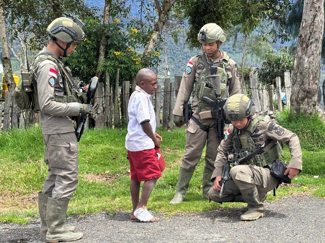 Personel Operasi Damai Cartenz 2026 memberikan pelayanan kesehatan gratis kepada warga di Kampung Bajemba, Distrik Sugapa, Intan Jaya.