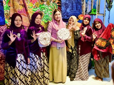 Anggota Komisi VII DPR RI Novita Hardini saat meninjau proses pembuatan batik di Kampung Batik Okra Surabaya