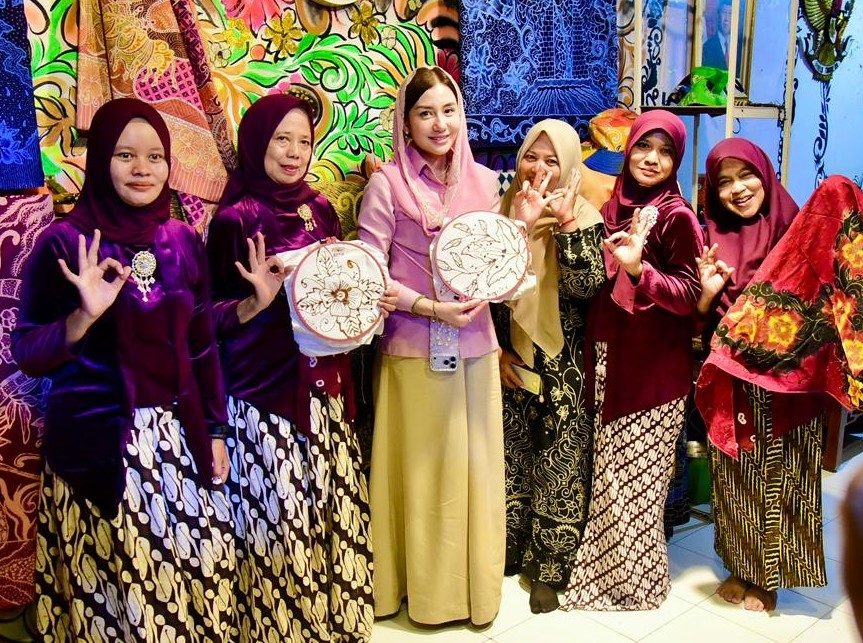 Anggota Komisi VII DPR RI Novita Hardini saat meninjau proses pembuatan batik di Kampung Batik Okra Surabaya