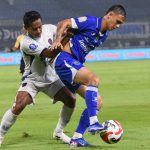 Pemain Persib Bandung, Eliano Reijnders mendapatkan pengawalan ketat dari pemain Persita, M.Toha. Pada laga yang digelar di GBLA, Minggu malam (22/2/2026), Persib sukses memenangkan laga dengan skor tipis 1-0. Gol kemenangan Persib dicetak Andrew Jung menit ke-50 lewat sundulan/Foto: Muhammad Farid/Indoragamnewscom