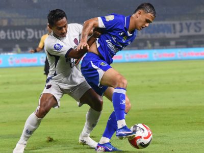 Pemain Persib Bandung, Eliano Reijnders mendapatkan pengawalan ketat dari pemain Persita, M.Toha. Pada laga yang digelar di GBLA, Minggu malam (22/2/2026), Persib sukses memenangkan laga dengan skor tipis 1-0. Gol kemenangan Persib dicetak Andrew Jung menit ke-50 lewat sundulan/Foto: Muhammad Farid/Indoragamnewscom