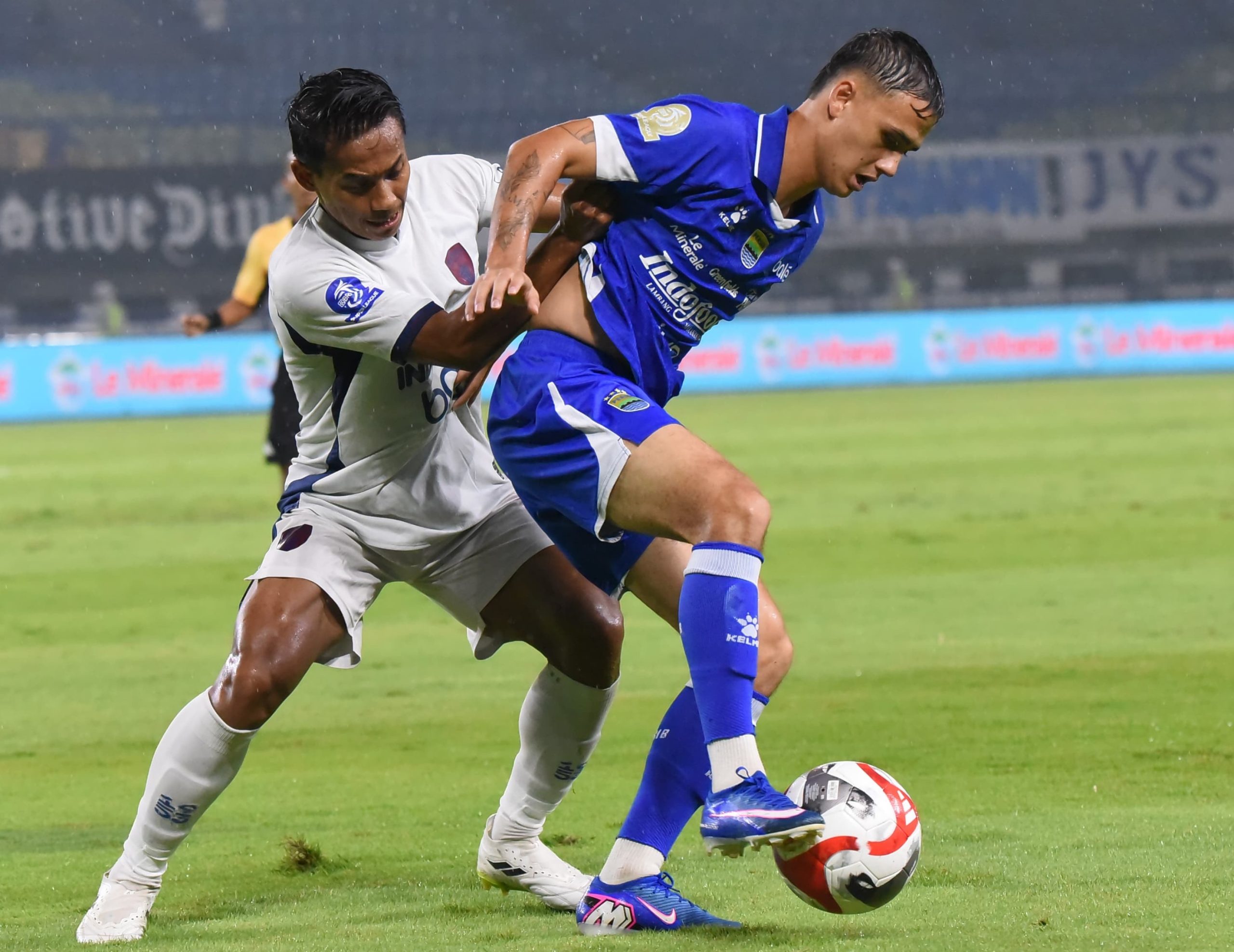 Pemain Persib Bandung, Eliano Reijnders mendapatkan pengawalan ketat dari pemain Persita, M.Toha. Pada laga yang digelar di GBLA, Minggu malam (22/2/2026), Persib sukses memenangkan laga dengan skor tipis 1-0. Gol kemenangan Persib dicetak Andrew Jung menit ke-50 lewat sundulan/Foto: Muhammad Farid/Indoragamnewscom