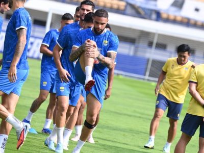 Para pemain Persib sedang melaksanakan latihan terakhir di Stadion Gelora Bandung Lautan Api, Kota Bandung, Kamis (5/2/2026), jelang laga lawan Maluku United FC