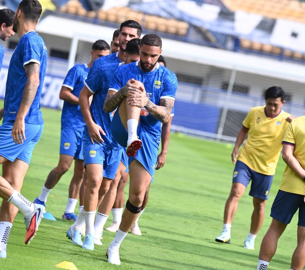 Para pemain Persib sedang melaksanakan latihan terakhir di Stadion Gelora Bandung Lautan Api, Kota Bandung, Kamis (5/2/2026), jelang laga lawan Maluku United FC
