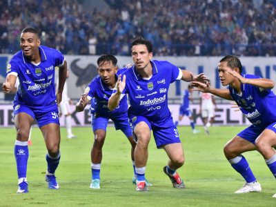 Selebrasi pemain Persib Bandung usai mencetak gol saat menang 2-0 atas Malut United di Stadion GBLA Bandung