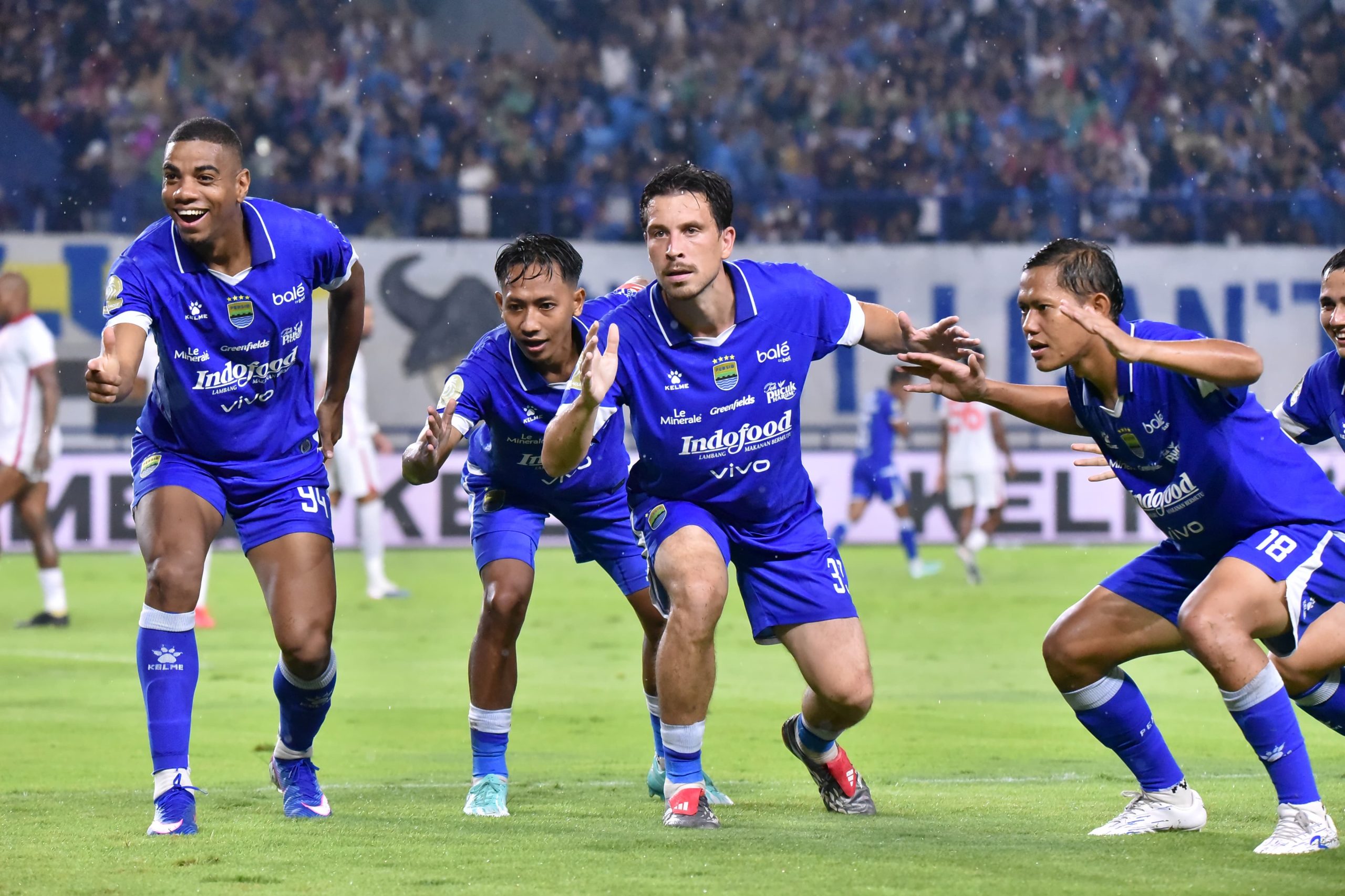 Selebrasi pemain Persib Bandung usai mencetak gol saat menang 2-0 atas Malut United di Stadion GBLA Bandung