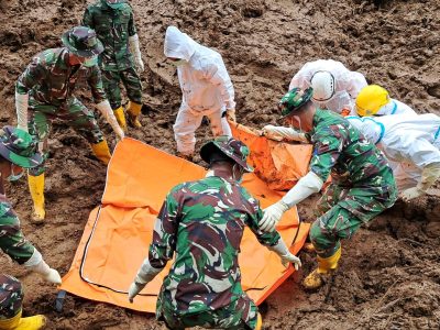 Tim SAR Gabungan melakukan pencarian dan evakuasi korban pada hari ke-12 operasi SAR