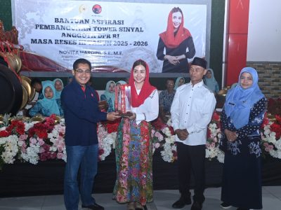 Politisi Wanita PDI Perjuangan, Novita Hardini saat menyerahkan secara simbolis bantuan tower telekomunikasi untuk masyarakat di wilayah pelosok Trenggalek