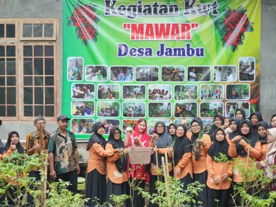 Legislator Novita Hardini saat memberikan pengarahan program pengolahan sampah organik kepada KWT Mawar di Trenggalek.