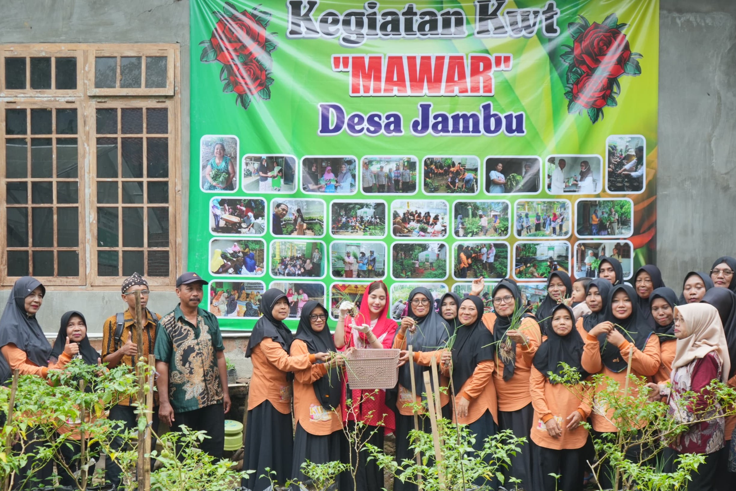 Legislator Novita Hardini saat memberikan pengarahan program pengolahan sampah organik kepada KWT Mawar di Trenggalek.