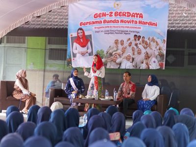 Politisi perempuan PDI P yang merupakan anggota Komisi VII DPR RI, Novita Hardini saat memberikan motivasi mengenai peluang kerja sektor industri kreatif digital di hadapan siswa SMAN 1 Munjungan