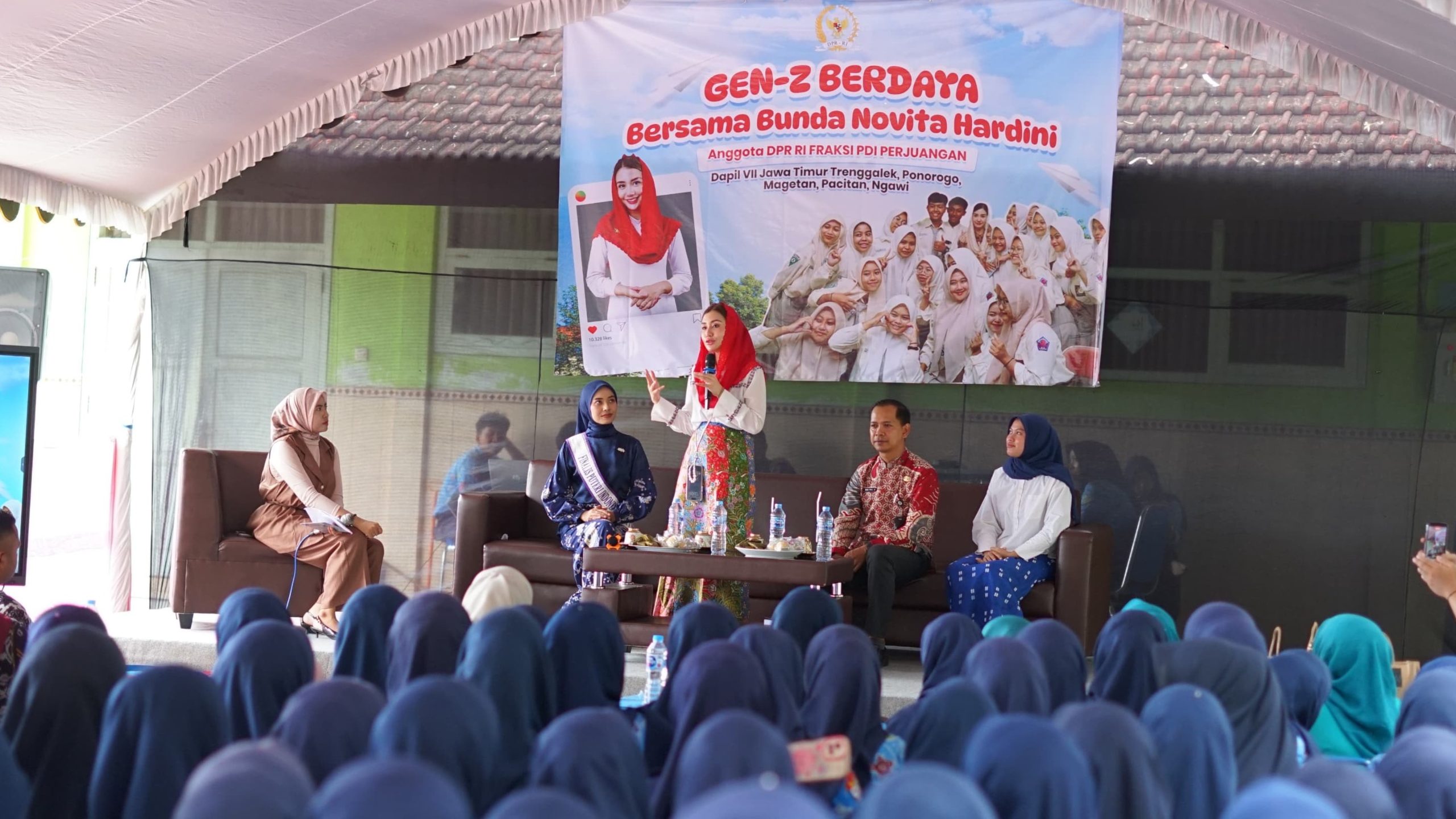 Politisi perempuan PDI P yang merupakan anggota Komisi VII DPR RI, Novita Hardini saat memberikan motivasi mengenai peluang kerja sektor industri kreatif digital di hadapan siswa SMAN 1 Munjungan