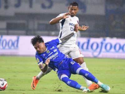 Pemain Persita mencoba menghadang pergerakan pemain Persib, Saddil Ramdani. Di laga itu, Persita harus menelan keeklahan dengan skor tipis 0-1 dari tuan rumah/Foto: Muhammad Farid/Indoragamnewscom