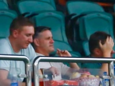 John Herdman pelatih Timnas Indonesia sedang duduk di tribun Stadion Pakansari mengamati pemain muda dalam laga Championship