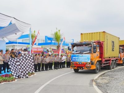 Kapolri Jenderal Listyo Sigit Prabowo saat melepas 22 kontainer bantuan kemanusiaan untuk korban bencana Sumatra di Mapolda Sumut.