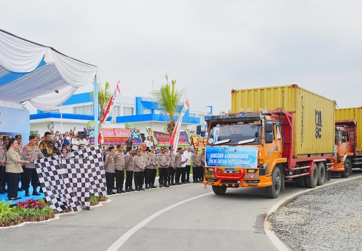 Kapolri Jenderal Listyo Sigit Prabowo saat melepas 22 kontainer bantuan kemanusiaan untuk korban bencana Sumatra di Mapolda Sumut.