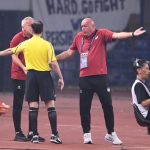 Ekspresi pelatih Persib Bandung Bojan Hodak saat melakukan protes terhadap wasit cadangan karena setelah me;ihat keputusan wasit yang mempimpin pertandingan/Foto: Muhammad Farid/Indoragamnewscom