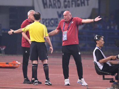Ekspresi pelatih Persib Bandung Bojan Hodak saat melakukan protes terhadap wasit cadangan karena setelah me;ihat keputusan wasit yang mempimpin pertandingan/Foto: Muhammad Farid/Indoragamnewscom