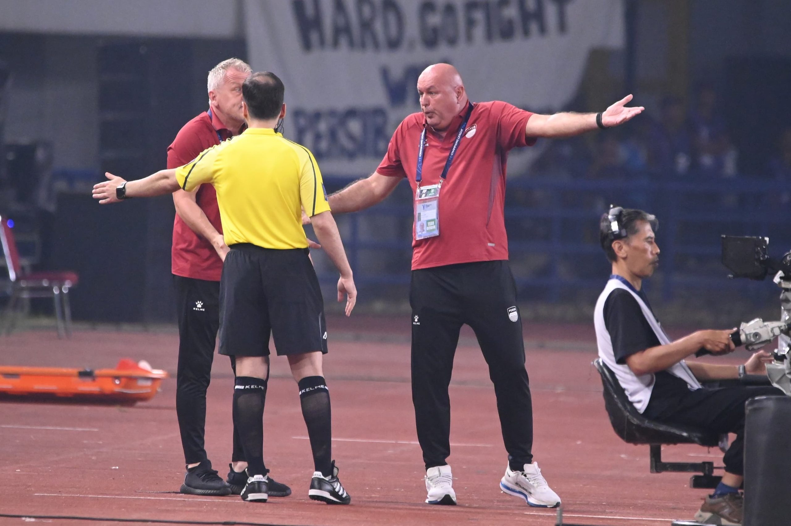 Ekspresi pelatih Persib Bandung Bojan Hodak saat melakukan protes terhadap wasit cadangan karena setelah me;ihat keputusan wasit yang mempimpin pertandingan/Foto: Muhammad Farid/Indoragamnewscom