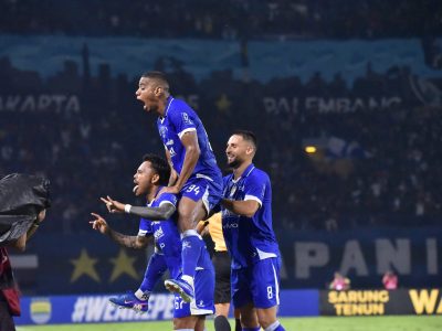 Saddil Ramdani melakukan selebrasi setelah mencetak gol dalam pertandingan Persib Bandung vs Malut United di Stadion GBLA.