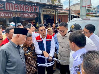 Bupati Agam Benni Warlis bersama Andre Rosiade dan Bobby Rasyidin meninjau lahan calon lokasi fly over Padang Lua
