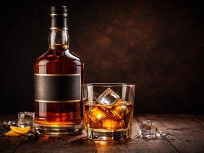 WHO catat 3 juta kematian per tahun akibat alkohol. Kenali tanda kecanduan dari fisik seperti mata kuning, psikologis seperti mood swing, hingga perubahan sosial