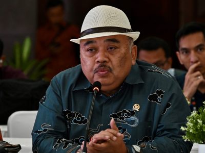 Anggota Komisi XII DPR Ateng Sutisna saat menyoroti warga ring 1 pembangkit listrik yang belum teraliri listrik/Foto: Humas DPR RI