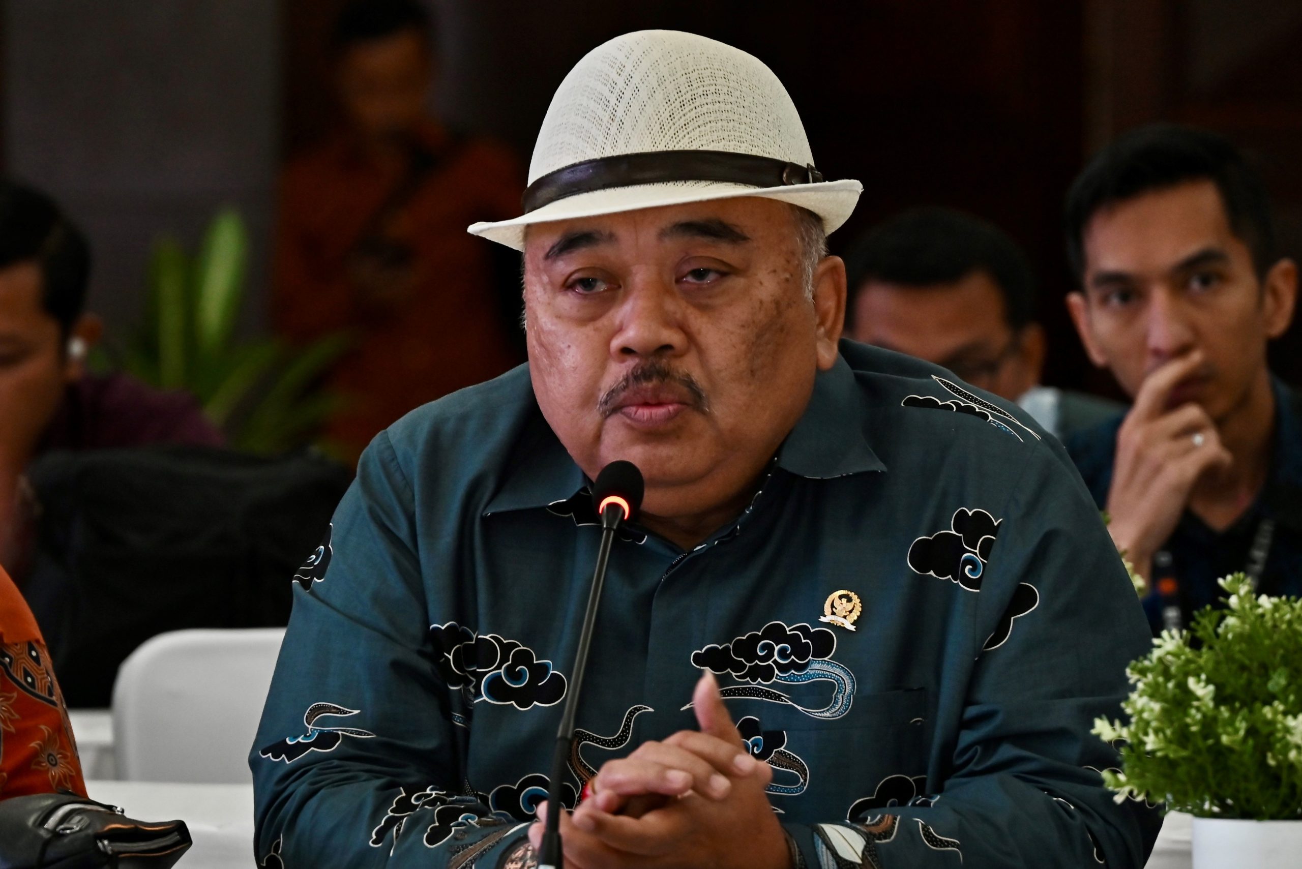 Anggota Komisi XII DPR Ateng Sutisna saat menyoroti warga ring 1 pembangkit listrik yang belum teraliri listrik/Foto: Humas DPR RI