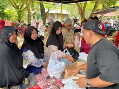 Warga Kecamatan Halong mengantre di gerai pangan murah DKP3 Balangan untuk membeli sembako harga subsidi