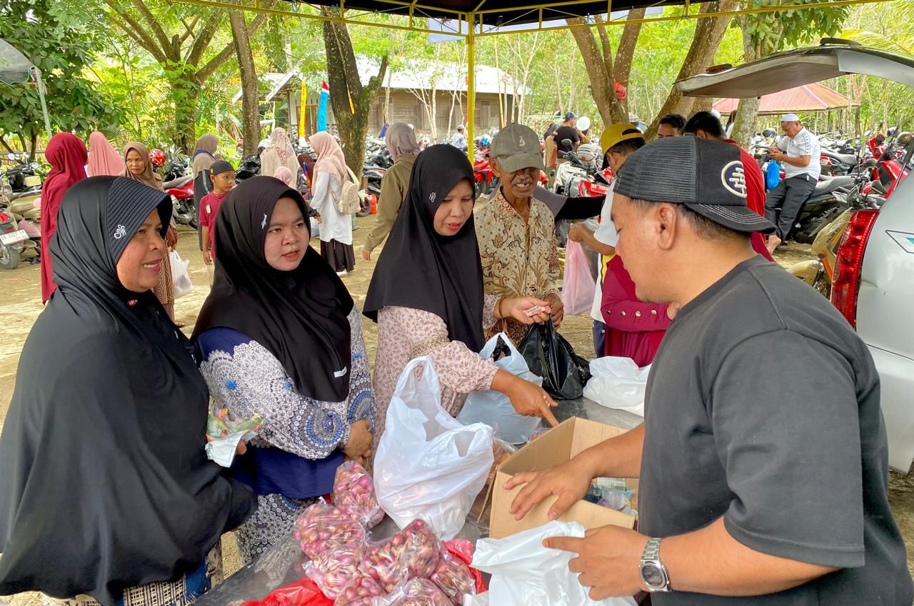 Warga Kecamatan Halong mengantre di gerai pangan murah DKP3 Balangan untuk membeli sembako harga subsidi