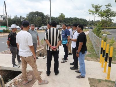 Sekda Batam meninjau saluran drainase di kawasan Simpang K-Square bersama OPD untuk persiapan Gerakan Indonesia ASRI