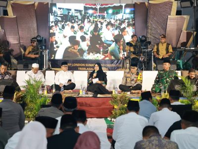 Bupati Banyuwangi Ipuk Fiestiandani dan Kapolresta Banyuwangi berbincang dengan warga dalam forum Cangkrukan Candi Mas di sebuah perkebunan.