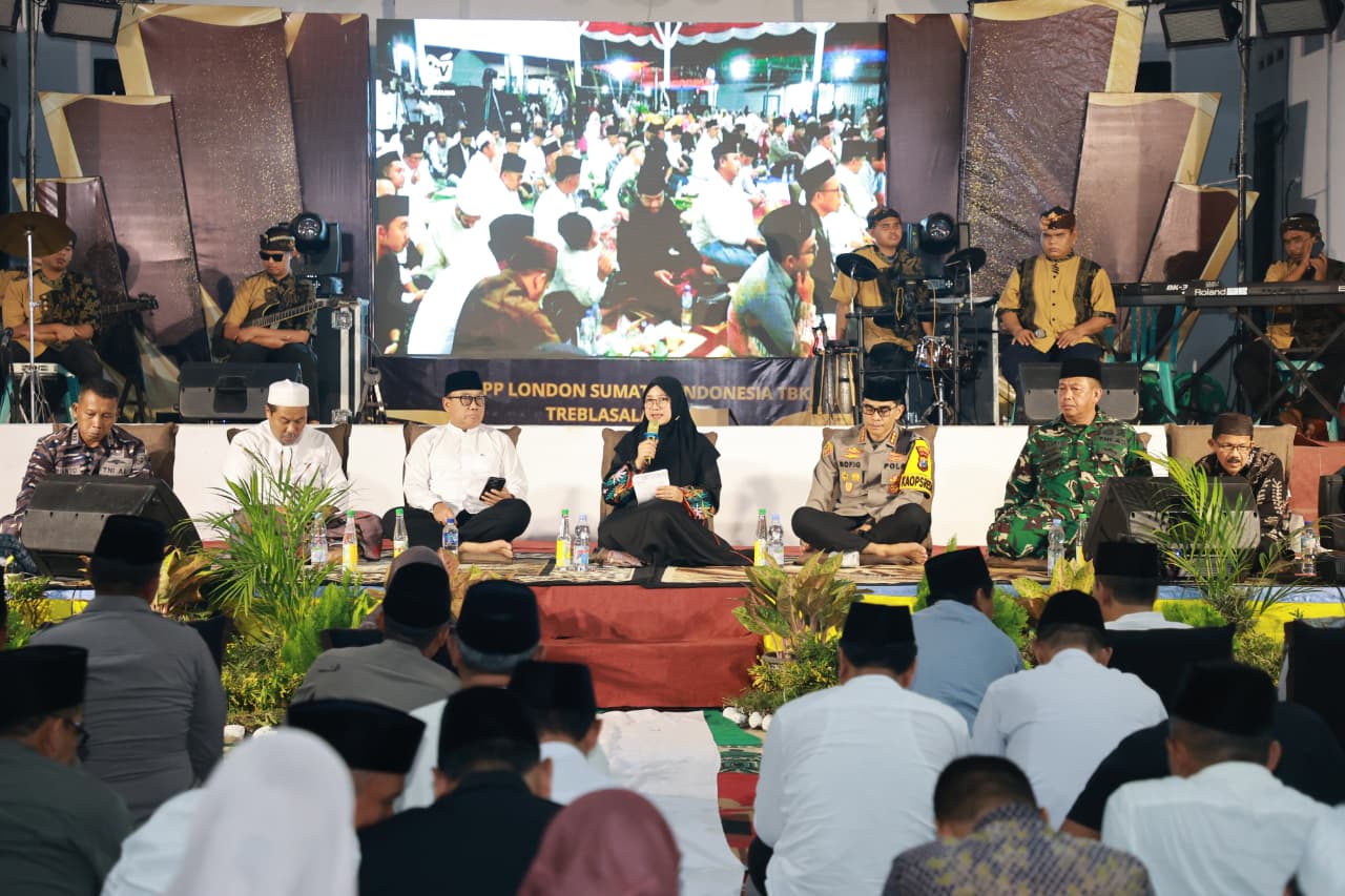 Bupati Banyuwangi Ipuk Fiestiandani dan Kapolresta Banyuwangi berbincang dengan warga dalam forum Cangkrukan Candi Mas di sebuah perkebunan.