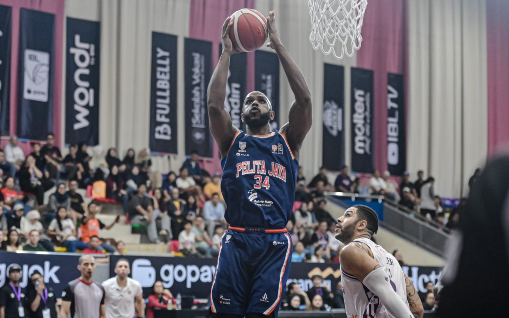 Darious Moten dari Pelita Jaya Basketball melakukan tembakan melawan pemain RANS Simba Bogor dalam pertandingan IBL yang dramatis.