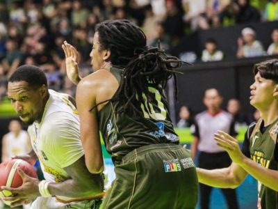 Aksi Deon Thompson dari Kesatria Bengawan Solo di laga melawan pemain Pacific Caesar Surabaya dalam pertandingan IBL 2026.