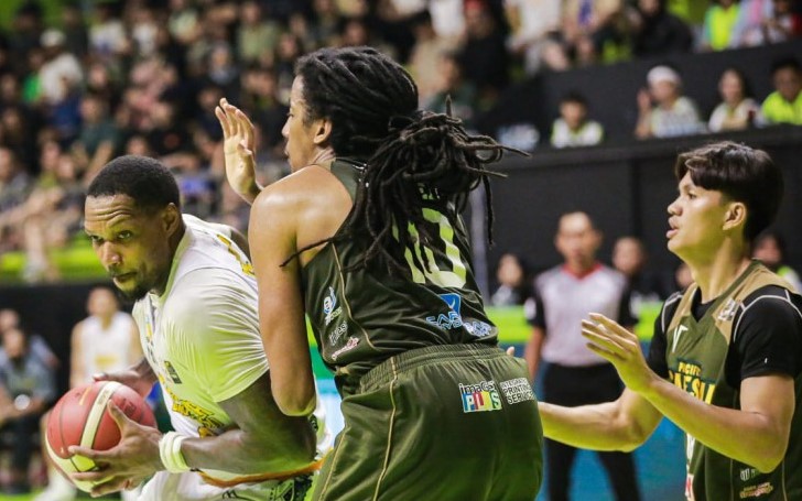 Aksi Deon Thompson dari Kesatria Bengawan Solo di laga melawan pemain Pacific Caesar Surabaya dalam pertandingan IBL 2026.