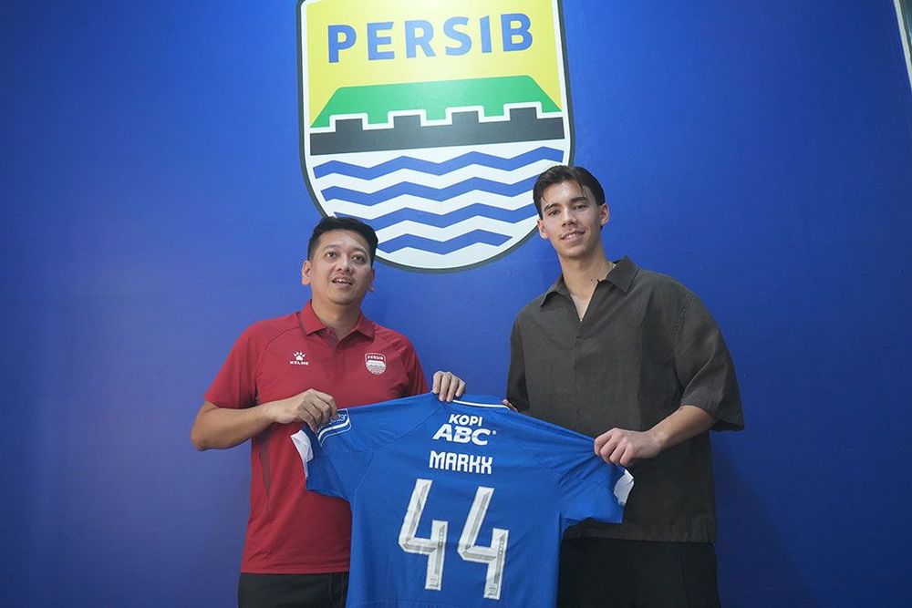 Dion Markx mengenakan jersey Persib Bandung dengan nomor punggung 44