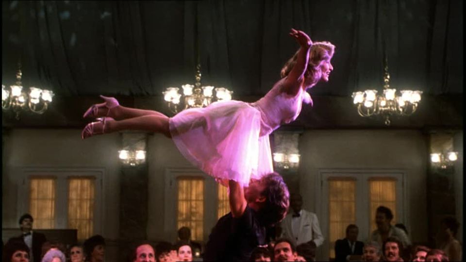 Patrick Swayze dan Jennifer Grey dalam adegan tari film Dirty Dancing yang romantis di panggung